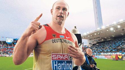 Von oben wurde es nass. Robert Harting wurde in Helsinki vom Regen überrascht, trotzdem gewann er bei der Europameisterschaft die Goldmedaille im Diskuswerfen. Foto: AFP