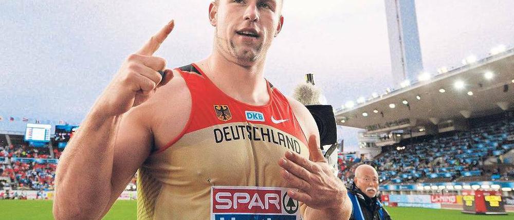 Von oben wurde es nass. Robert Harting wurde in Helsinki vom Regen überrascht, trotzdem gewann er bei der Europameisterschaft die Goldmedaille im Diskuswerfen. Foto: AFP
