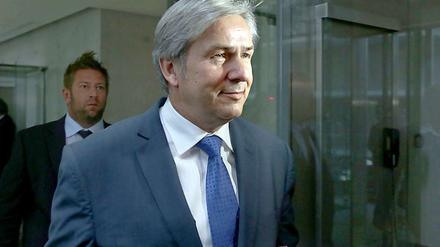 Klaus Wowereit flog nach Warschau zum Halbfinale. Der Bund der Steuerzahler kritisiert ihn dafür.