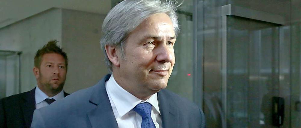 Klaus Wowereit flog nach Warschau zum Halbfinale. Der Bund der Steuerzahler kritisiert ihn dafür.