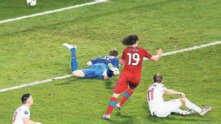 Der Moment der Entscheidung. Petr Jiracek trifft zum 1:0 und macht Tschechien damit letztlich zum Sieger in der Gruppe A. Foto: dpa