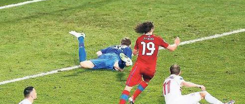 Der Moment der Entscheidung. Petr Jiracek trifft zum 1:0 und macht Tschechien damit letztlich zum Sieger in der Gruppe A. Foto: dpa