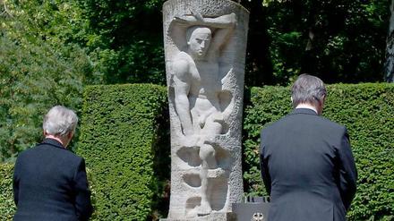 Klaus Wowereit (SPD) unbd Annette Schavan legen Kränze auf der zentralen Gedenkveranstaltung zum 17. Juni auf dem Urnenfriedhof im Stadtteil Wedding nieder. 