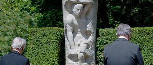 Klaus Wowereit (SPD) unbd Annette Schavan legen Kränze auf der zentralen Gedenkveranstaltung zum 17. Juni auf dem Urnenfriedhof im Stadtteil Wedding nieder. 