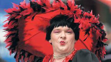 Wollen wir nie wieder sehen: Aufgemotzter Transvestit als CSD-Symbolbild. Foto: dpa