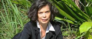 Kniet im Dreck für den guten Zweck: Bianca Jagger. 