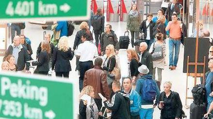 Fernweh. Viele Berliner brachen am ersten Ferienenwochenende zu ihrem Sommerurlaub auf. Ursprünglich hatten sie vom neuen Flughafen BER aus fliegen wollen, jetzt muss der Airport in Tegel den Hauptansturm weiter aushalten.