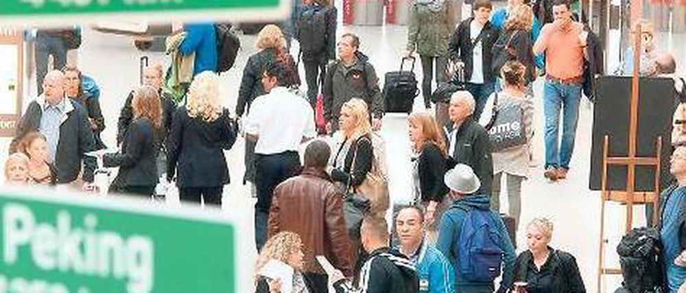 Fernweh. Viele Berliner brachen am ersten Ferienenwochenende zu ihrem Sommerurlaub auf. Ursprünglich hatten sie vom neuen Flughafen BER aus fliegen wollen, jetzt muss der Airport in Tegel den Hauptansturm weiter aushalten.
