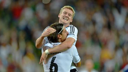 Der Neue ganz oben. André Schürrle stand erstmals bei der EM in der Startelf und wurde für seine Leistung von Sami Khedira eine Etage höher befördert. 