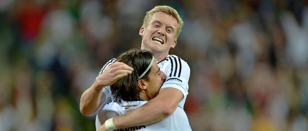 Der Neue ganz oben. André Schürrle stand erstmals bei der EM in der Startelf und wurde für seine Leistung von Sami Khedira eine Etage höher befördert.