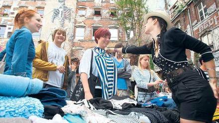 Passt! Beim ersten Flohmarkt im Kater Holzig in Mitte vor wenigen Wochen mussten einige Händler abgewiesen werden, das Interesse war zu groß. Und auch über mangelnden Publikumszuspruch konnte der Veranstalter nicht klagen. Der nächste Termin steht dennoch bislang nicht fest. 