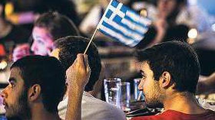 Einsames Fähnchen. Griechische Fans beim Public Viewing. Foto: AFP
