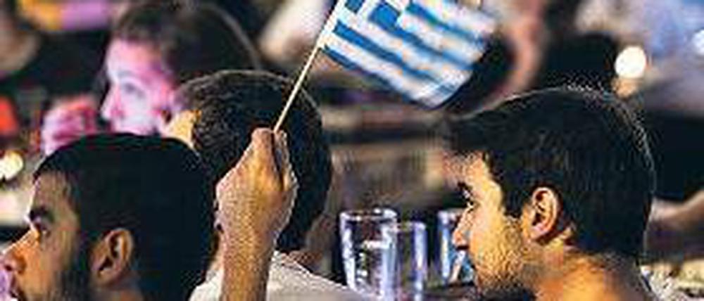 Einsames Fähnchen. Griechische Fans beim Public Viewing. Foto: AFP