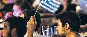 Einsames Fähnchen. Griechische Fans beim Public Viewing. Foto: AFP