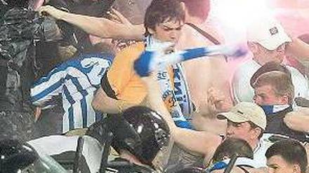 Gewaltbereit sind in der Ukraine viele Fans, die meisten gehören wie die UIltras von Dynamo Kiew der rechten Szene an und werden mittlerweile auch politisch gesteuert.