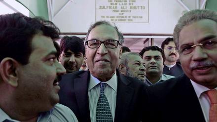 Kaum zum neuen Premierminister designiert, wird Makhdoom Shahabuddin auch schon per Haftbefehl gesucht.