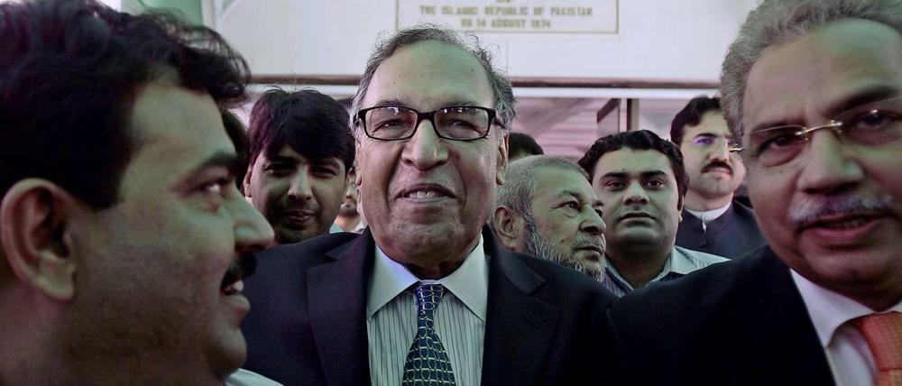 Kaum zum neuen Premierminister designiert, wird Makhdoom Shahabuddin auch schon per Haftbefehl gesucht.