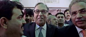 Kaum zum neuen Premierminister designiert, wird Makhdoom Shahabuddin auch schon per Haftbefehl gesucht.