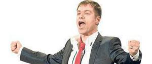 Er kann auch Anzug. Und versucht witzig auf der Insel.