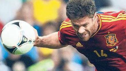 Ein Kopfball wie ein Schuss. Xabi Alonso erzielt mit wuchtigem Einsatz das 1:0. Foto: dpa