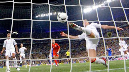 Der Ball war drin - bis ihn John Terry wieder ins Feld beförderte.