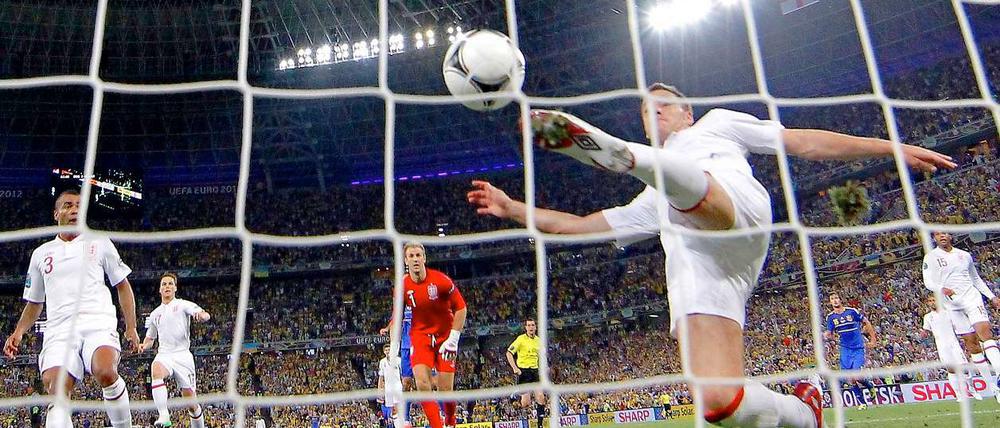 Der Ball war drin - bis ihn John Terry wieder ins Feld beförderte.