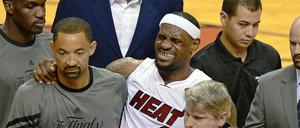 LeBron James am Tag des Krampfes. Bevor er endgültig vom Feld musste, traf er schnell noch einen Dreier.