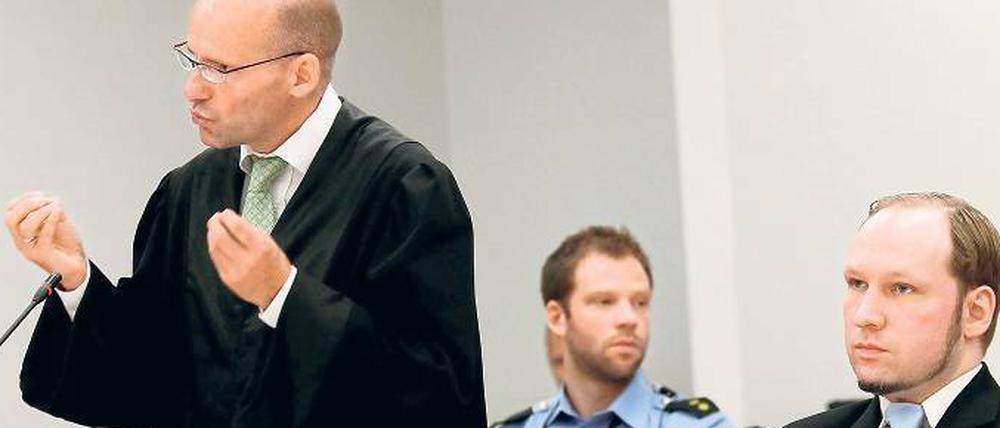 Muss die Ansicht seines Mandanten vertreten. Verteidiger Geir Lippestad bei seinem Plädoyer am Freitag. 