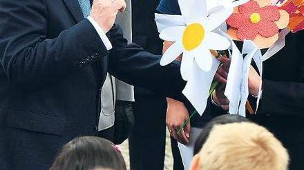 Mittendrin. Joachim Gauck spricht in der Führungsakademie der Bundeswehr in Hamburg mit Kindern, die dort einen öffentlichen Kindergarten besuchen.