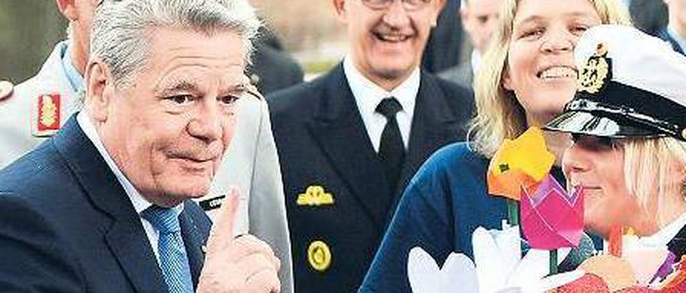 Mittendrin. Joachim Gauck spricht in der Führungsakademie der Bundeswehr in Hamburg mit Kindern, die dort einen öffentlichen Kindergarten besuchen.