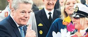 Mittendrin. Joachim Gauck spricht in der Führungsakademie der Bundeswehr in Hamburg mit Kindern, die dort einen öffentlichen Kindergarten besuchen.