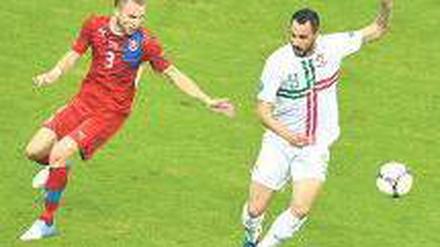 Da ist der Ball! Hugo Almeida (r.) hat dem Tschechen Michal Kadlec etwas Wichtiges zu zeigen. Foto: AFP