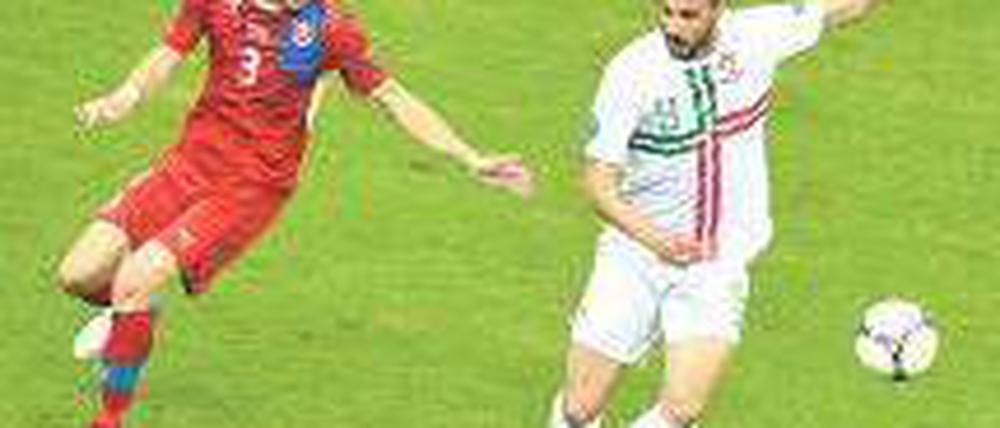 Da ist der Ball! Hugo Almeida (r.) hat dem Tschechen Michal Kadlec etwas Wichtiges zu zeigen. Foto: AFP