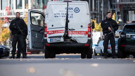 Polizisten mit Maschinenpistolen sichern 2018 einen überfallenen Geldtransporter in Mitte.