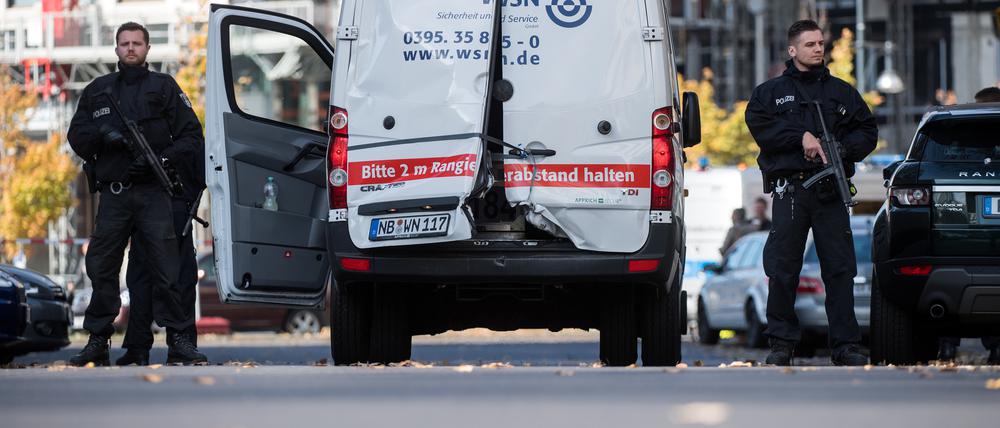 Polizisten mit Maschinenpistolen sichern 2018 einen überfallenen Geldtransporter in Mitte.