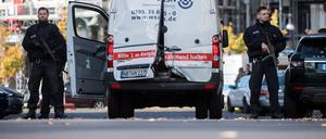 Polizisten mit Maschinenpistolen sichern 2018 einen überfallenen Geldtransporter in Mitte.