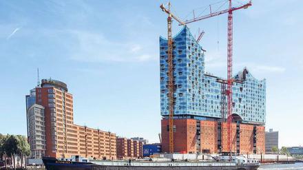 Wieder flott. Seit Herbst herrschte Stillstand auf der Dauerbaustelle des Baus von Herzog &amp; de Meuron, jetzt kann’s weitergehen. Foto: dpa