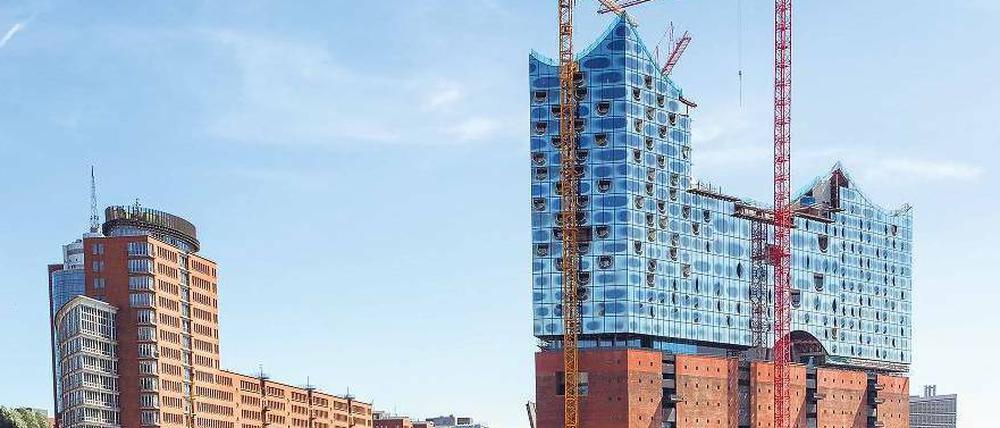 Wieder flott. Seit Herbst herrschte Stillstand auf der Dauerbaustelle des Baus von Herzog & de Meuron, jetzt kann’s weitergehen. Foto: dpa