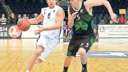 Spirit statt Starpotenzial. Albas Neuzugang Zach Morley (rechts, hier gegen Göttingens Robert Kulawick) soll den Berlinern mit seinem mannschaftsdienlichen Spiel helfen, in der Euroleague zu bestehen. Foto: Imago