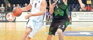 Spirit statt Starpotenzial. Albas Neuzugang Zach Morley (rechts, hier gegen Göttingens Robert Kulawick) soll den Berlinern mit seinem mannschaftsdienlichen Spiel helfen, in der Euroleague zu bestehen. Foto: Imago