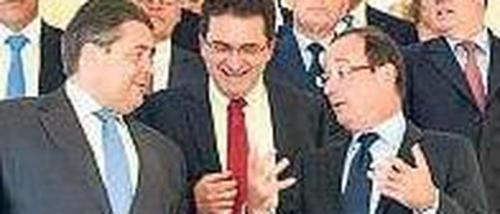 Im Elysée-Palast. SPD-Chef Gabriel (vorne links) unterhält sich mit Frankreichs Präsident Hollande (vorne rechts). Foto: dpa