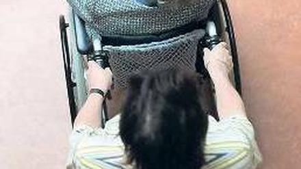 Auf den Rollstuhl angewiesen. Für viele medizinische Hilfsmittel zahlen private Krankenversicherer nicht. Foto: dapd