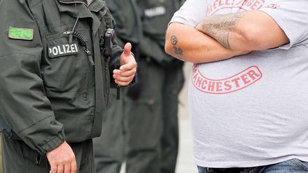 Bizarre Situation vor dem Virchow-Klinikum: Polizisten und Rocker haben ein gemeinsames Ziel. André Sommer soll am Leben bleiben.