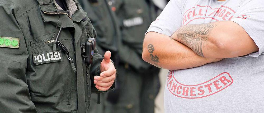 Bizarre Situation vor dem Virchow-Klinikum: Polizisten und Rocker haben ein gemeinsames Ziel. André Sommer soll am Leben bleiben.