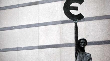 Kunst in Krisenzeiten. Die Statue „Europa“ der belgischen Künstlerin May Claerhout zeigt eine Frauenfigur, die ein Euro-Zeichen hochhält. Sie steht in Brüssel vor dem EU-Parlament. Für Kanzlerin Merkel ist der Fiskalpakt ein wesentliches Element zur Lösung der Euro-Krise. Dessen Ratifizierung rückt nun in Deutschland einen Schritt näher.