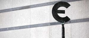 Kunst in Krisenzeiten. Die Statue „Europa“ der belgischen Künstlerin May Claerhout zeigt eine Frauenfigur, die ein Euro-Zeichen hochhält. Sie steht in Brüssel vor dem EU-Parlament. Für Kanzlerin Merkel ist der Fiskalpakt ein wesentliches Element zur Lösung der Euro-Krise. Dessen Ratifizierung rückt nun in Deutschland einen Schritt näher.
