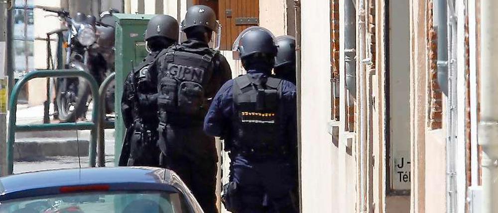 Polizisten haben die Bank CIC im südfranzösischen Toulouse umstellt. 