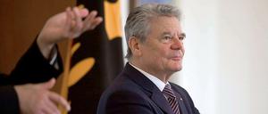 Wartet erst einmal ab: Bundespräsident Joachim Gauck wird das Gesetz zum ESM-Rettungsschirm zunächst nicht unterschreiben. 