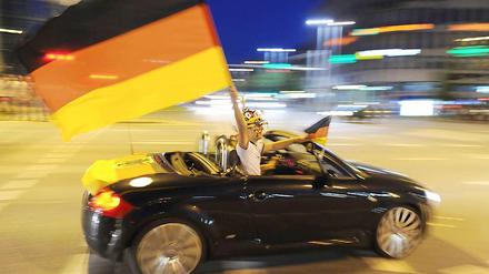 Der ADAC warnt davor, unangeschnallt an Autokorsos teilzunehmen.