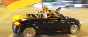 Der ADAC warnt davor, unangeschnallt an Autokorsos teilzunehmen.